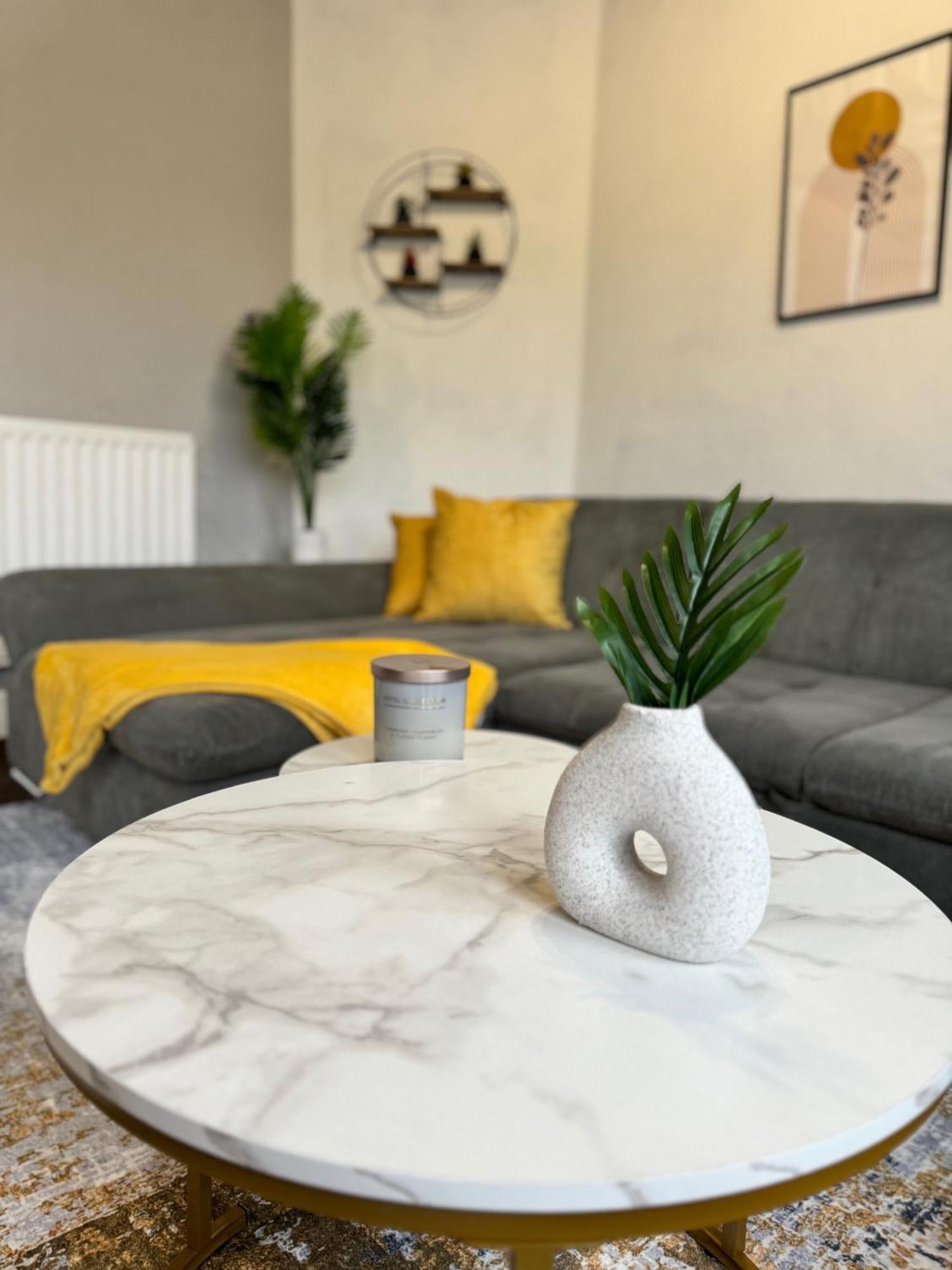 Sleeps 8 3 Bed Parking Nec Jlr Nia Airport Apartment
